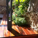 בית פרטי ברעננה – עבודה משולבת דק, אדניות עץ, גדרות, פרגולה