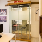 עבודה משולבת נגרות פנים, ויטרינות, ביתן אקוסטי, רצפת עץ, חיפויים, קיר שהם, ומתקני תצוגה