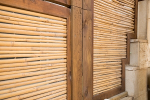 בית פרטי ברעננה – עבודה משולבת דק, אדניות עץ, גדרות, פרגולה